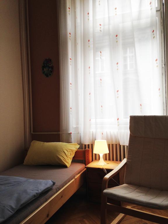 Yolo Hostel Budapest Room photo